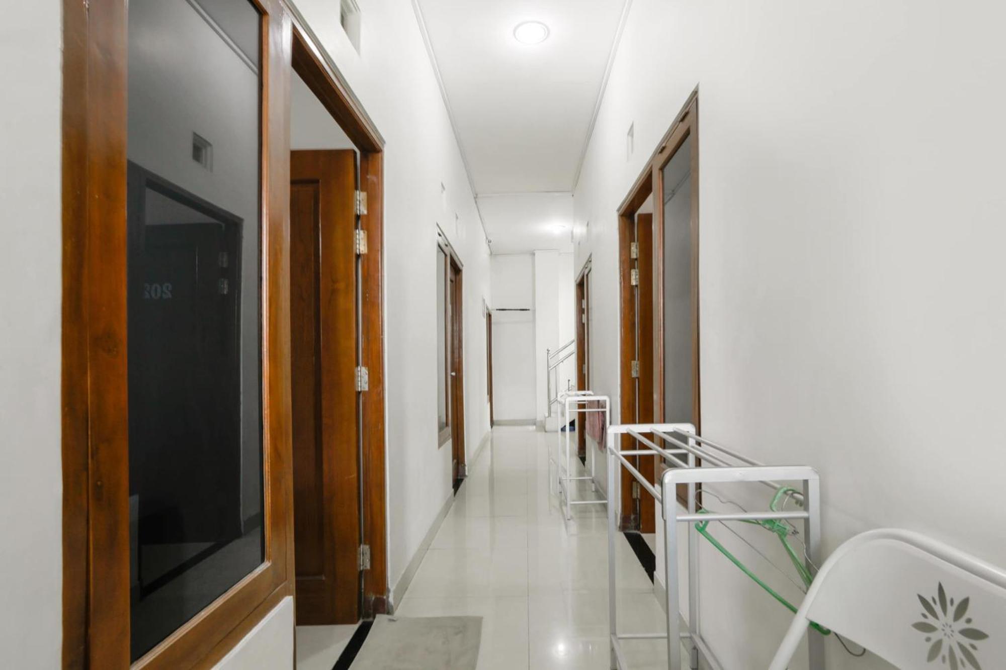 Super Oyo 3838 Tamansari Guest House Solo Exterior foto